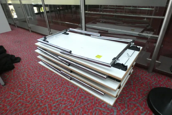 4 x Klapptisch weiß mit Metallgestell